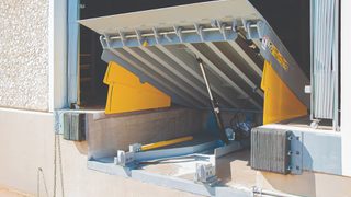 Hydraulic pit leveler dock equipment with raised platform