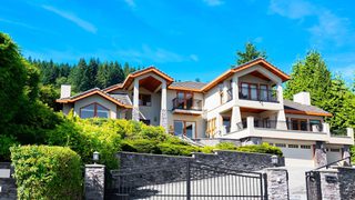 Sunny Estate With Gate Min