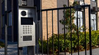 Wireless intercom on gate min