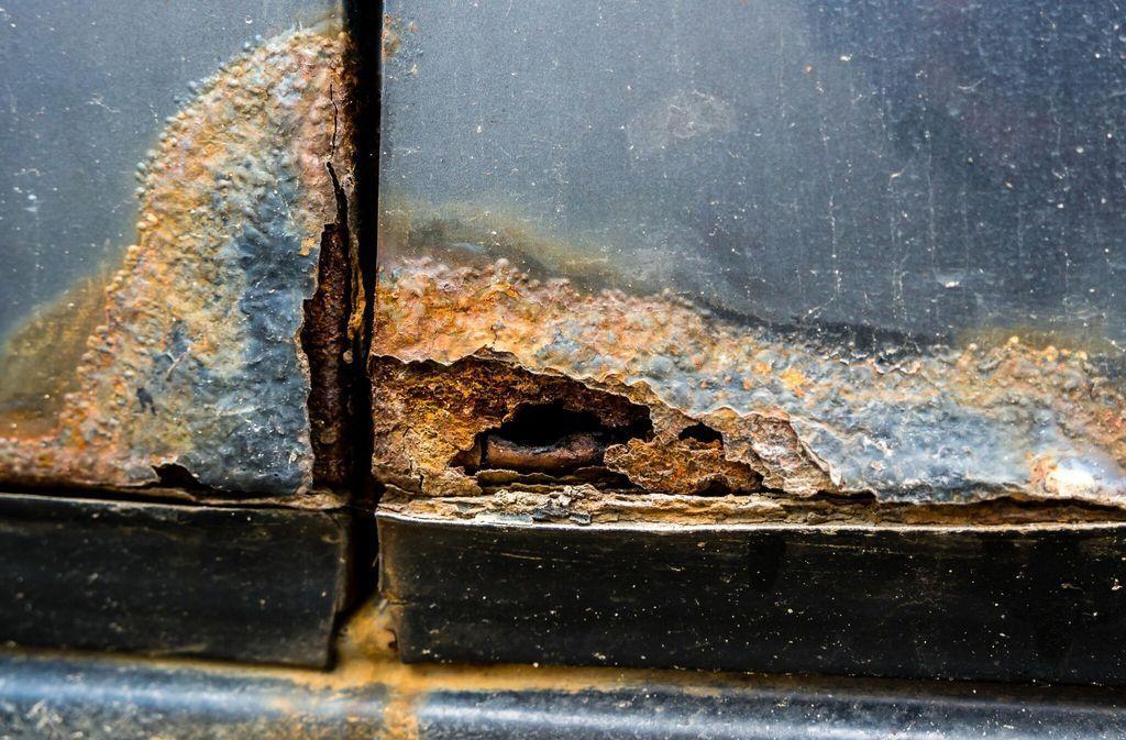 garage-door-rusting-through.jpeg?mtime=20191212082643#asset:15653