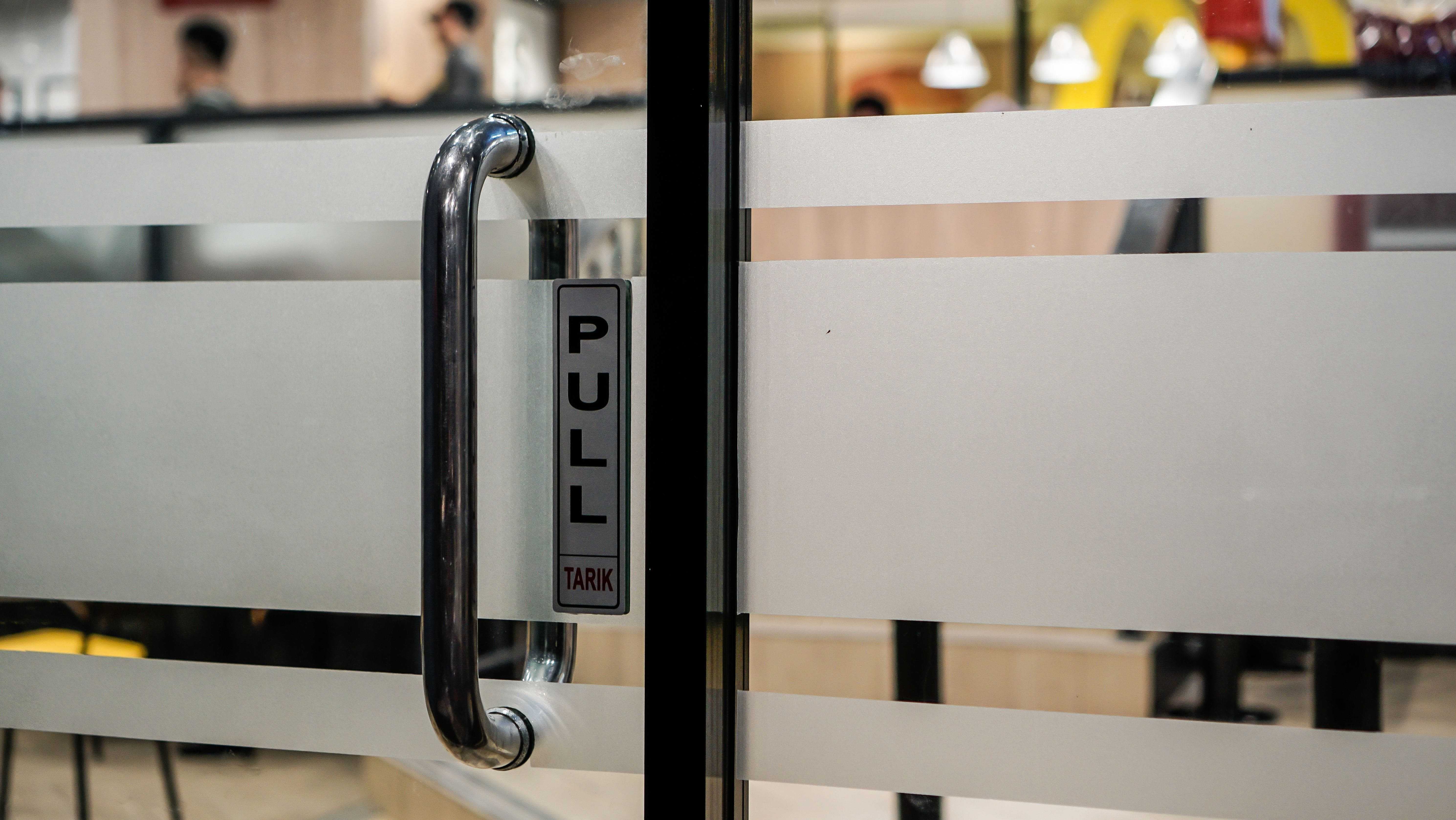 standard pull handle for glass door in office