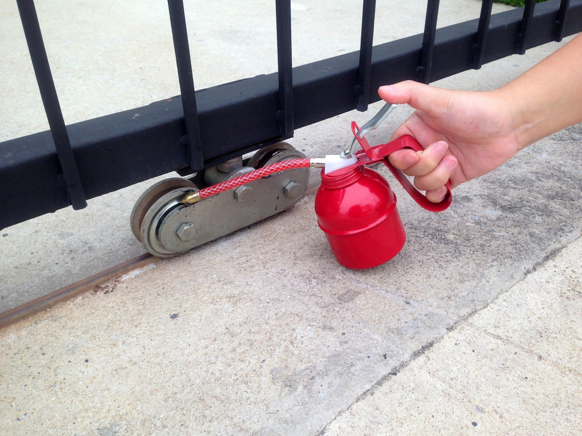 oiler to lubricate gate wheels
