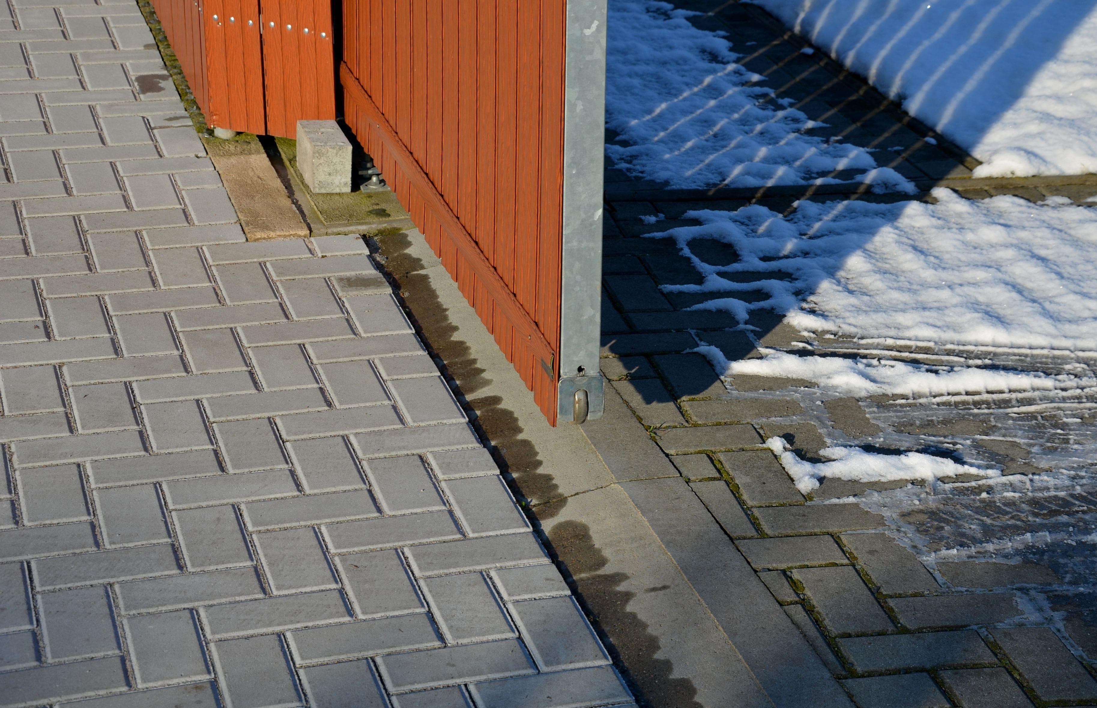 sliding gate is stuck open