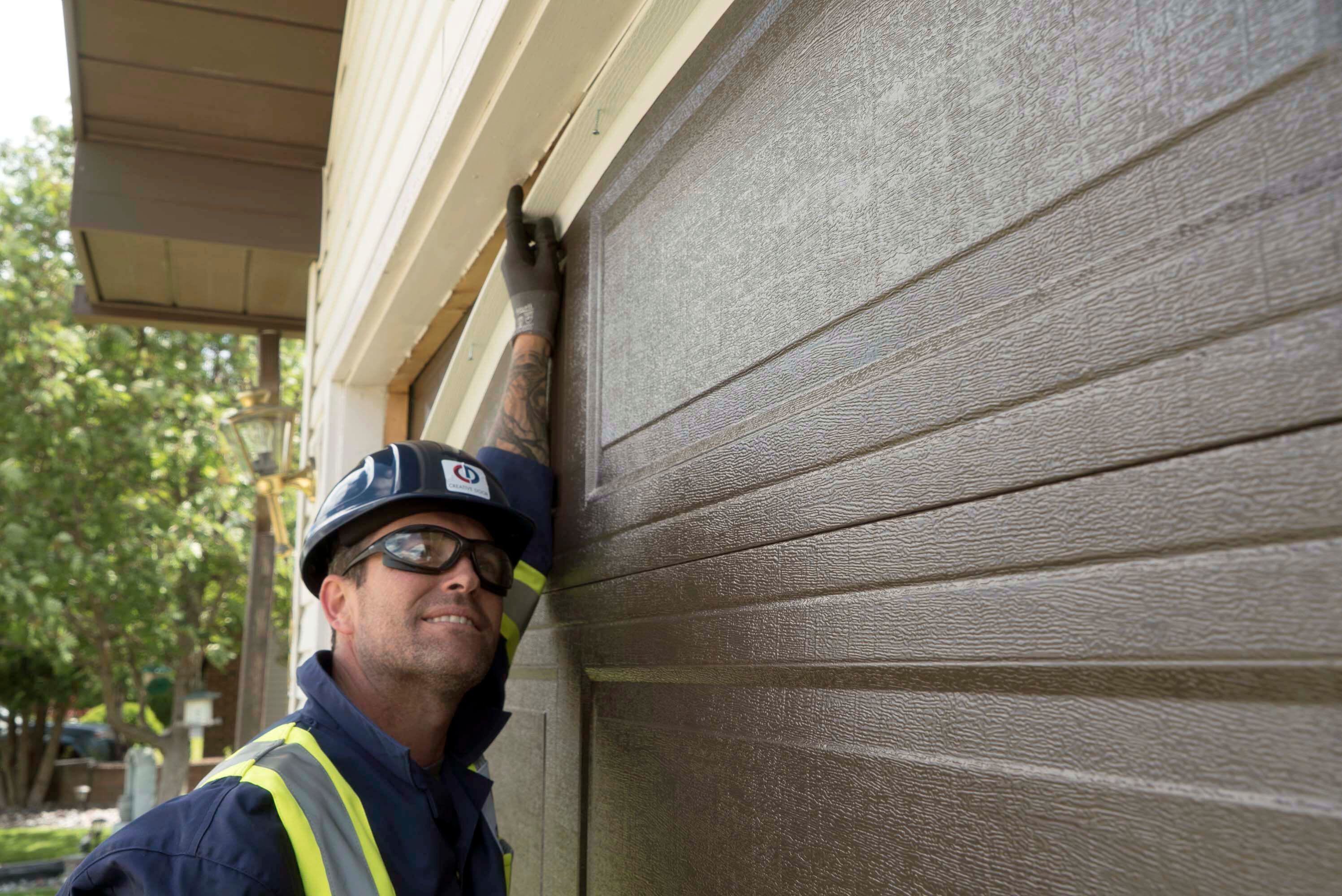 technician-looking-at-door.jpeg?mtime=20190516120544#asset:12797