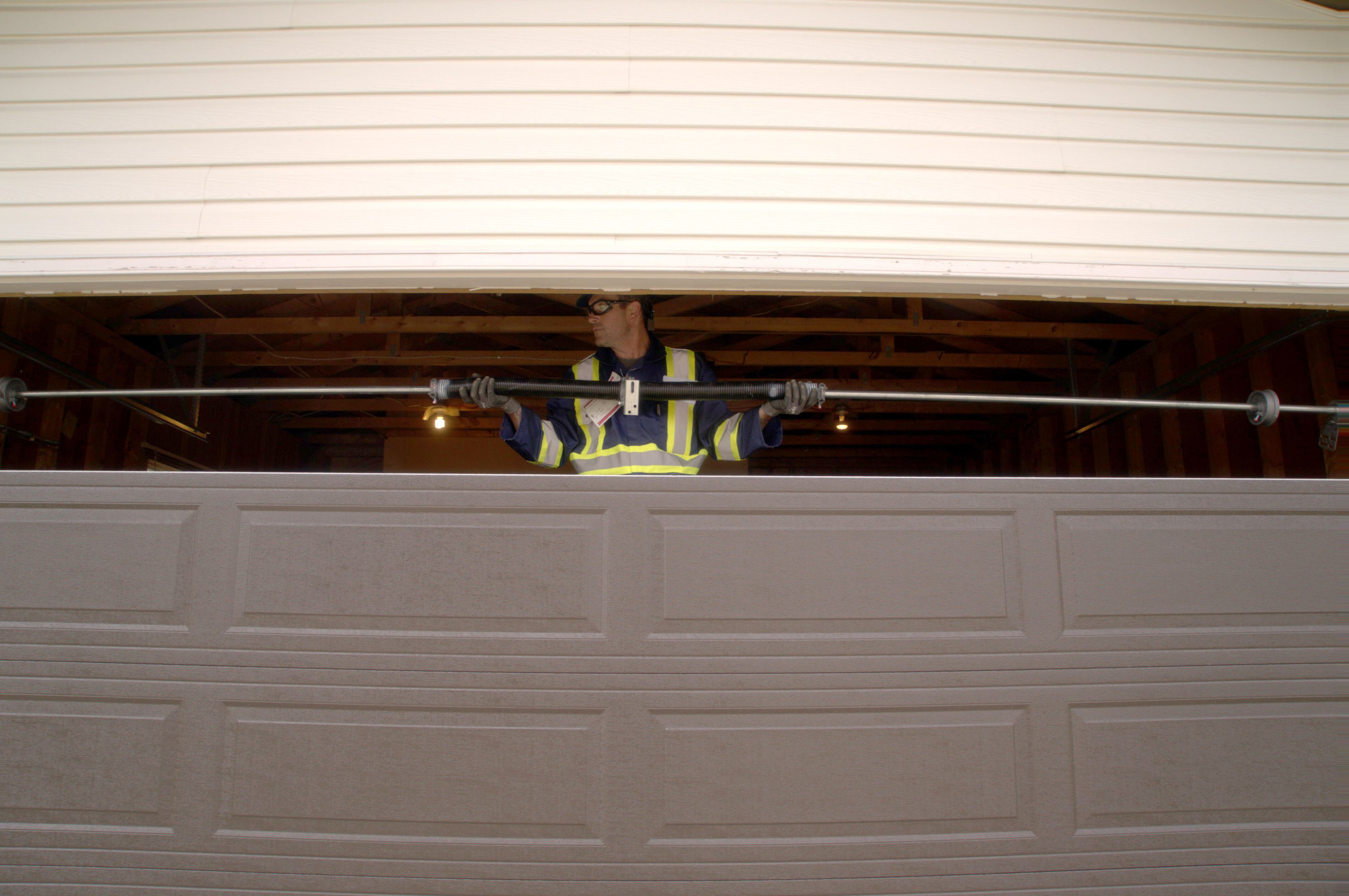 technician-with-springs.jpeg?mtime=20190507124536#asset:12686