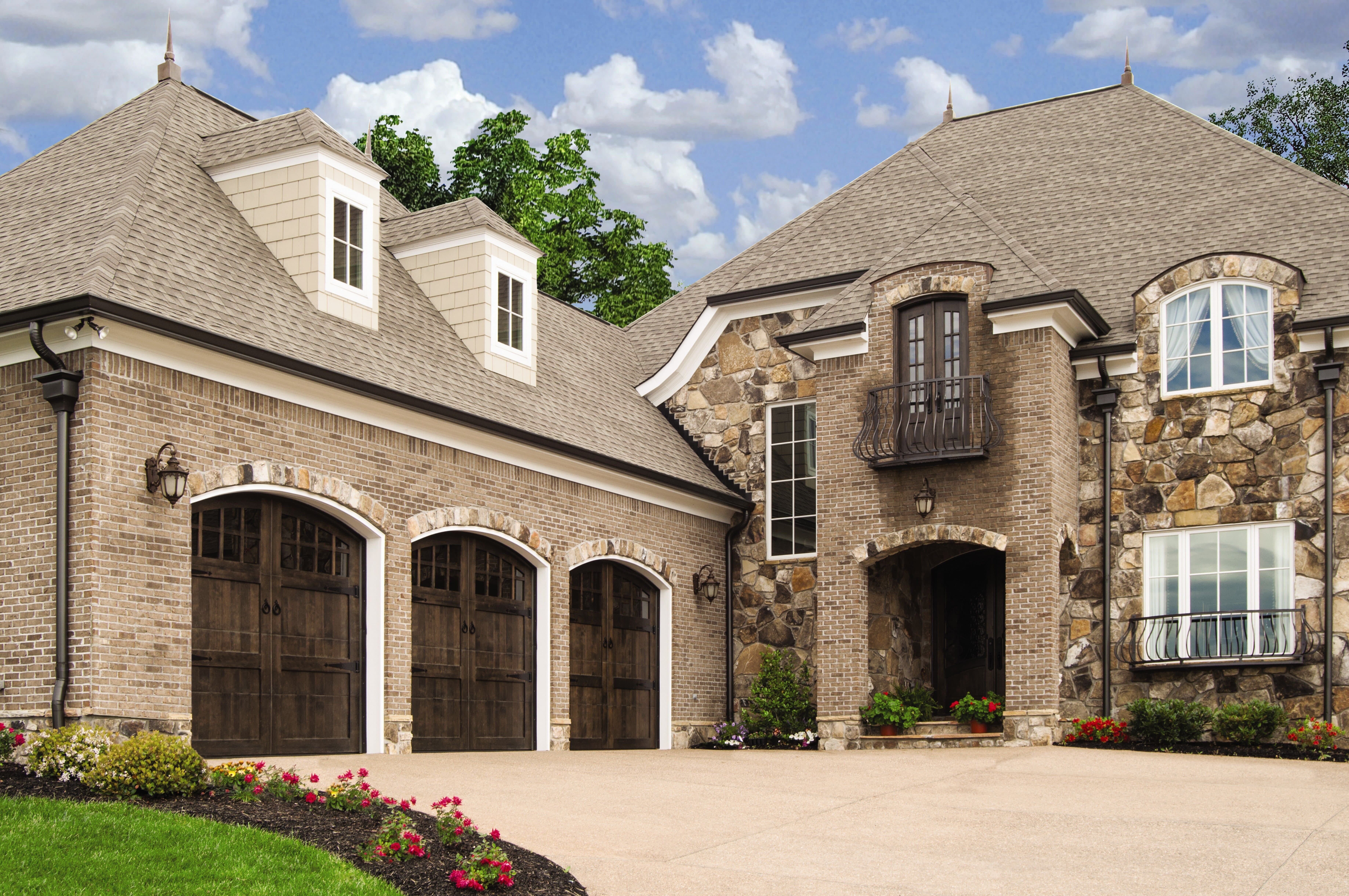 wayne-dalton-garage-doors-on-new-home.jpeg?mtime=20191114081902#asset:15175