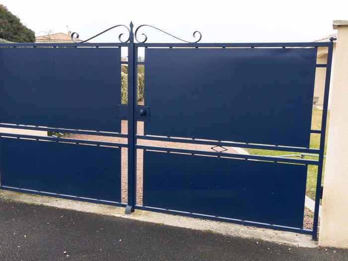 Classic Navy Blue Metal Gate Min