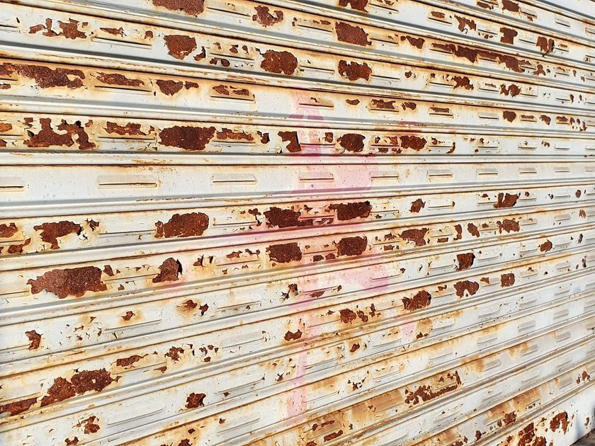 Closeup rusted garage door min