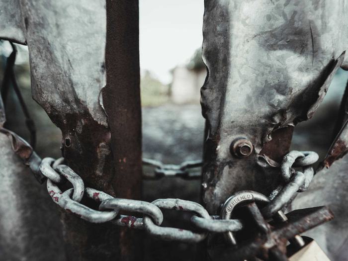 Old Damaged Gate With Chain Min