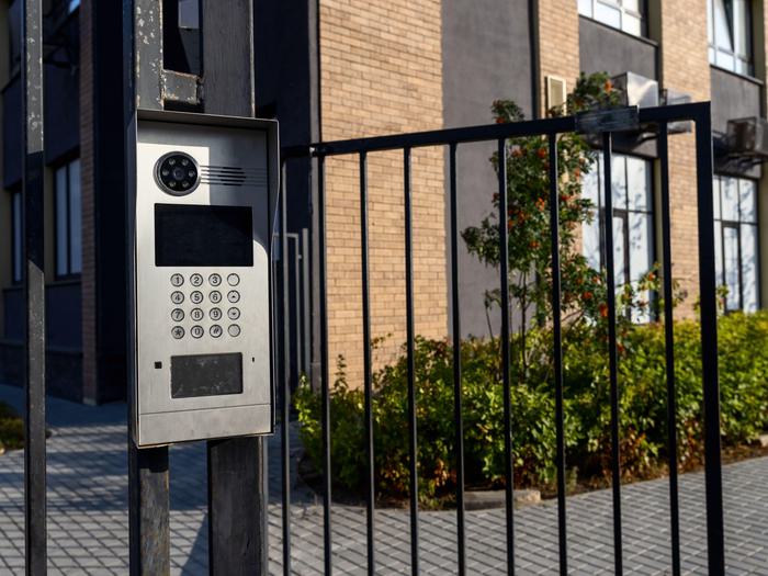 Wireless intercom on gate min
